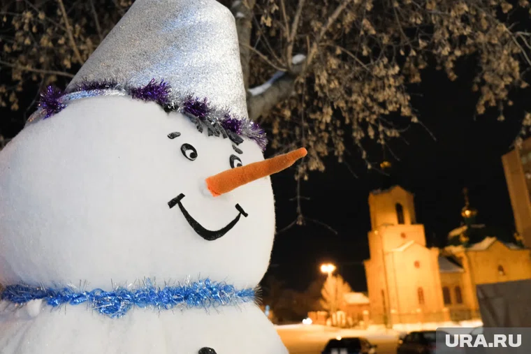 В Кургане всюду стали появляться первые снеговики
