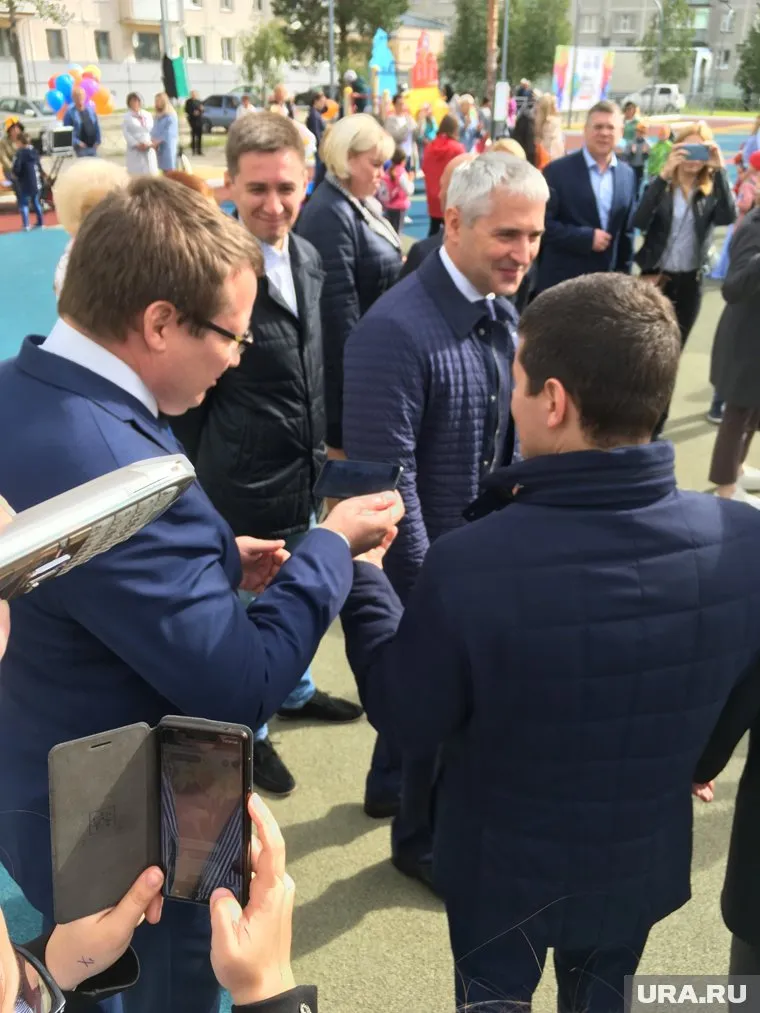 Дмитрий Артюхов вводит моду среди окружных и муниципальных чиновников на мобильные соцсети