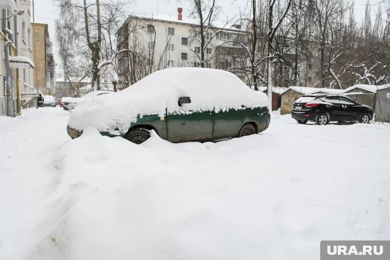 Брошенные на "зимовку" машины мешают проезду (фото из архива)