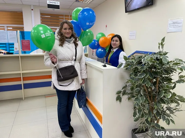 Прием клиентов ведут девять операторов-универсалов