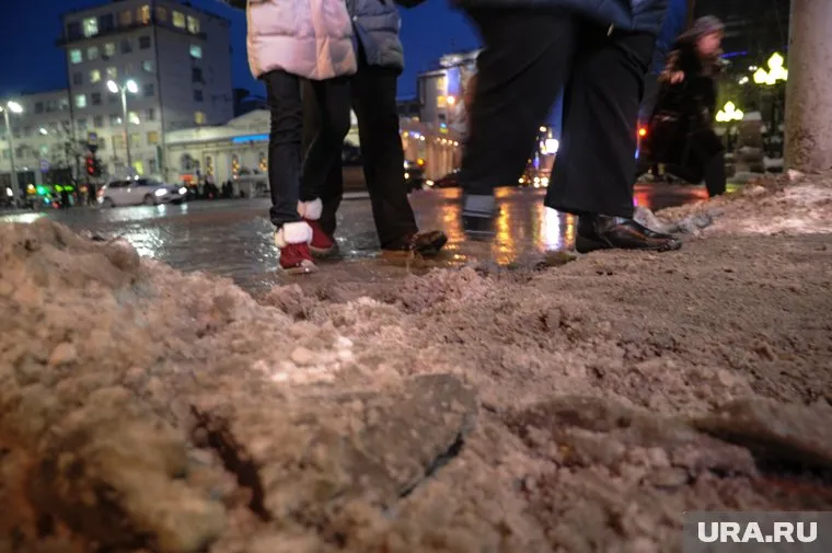 Причины появления грязи в Екатеринбурге будут искать за два миллиона рублей