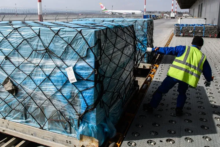 Прибытие борта РМК с гуманитарным грузом в аэропорт Кольцово. Екатеринбург