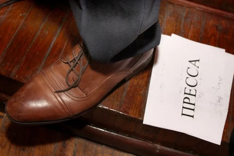 Встреча Алексея Кокорина с профсоюзамиКурган, пресса, ботинок