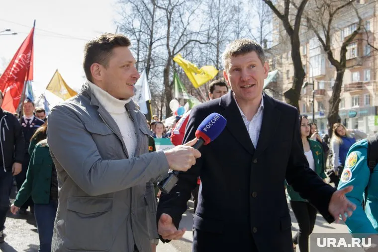 Максим Решетников (справа) пока шел, успел ответить на все вопросы корреспондентов