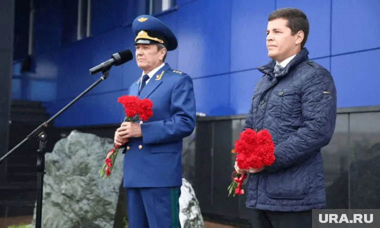 Губернатор Ямала Дмитрий Артюхов (справа) торжественно открыл стелу работникам прокуратуры, участвовавшим в Великой Отечественной войне