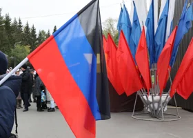 В центре Донецка развернули 200-метровый республиканский флаг