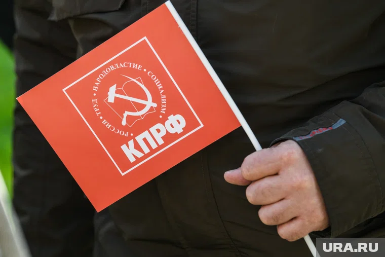 Депутат от КПРФ провела пикет против сокращения соцработников на Ямале