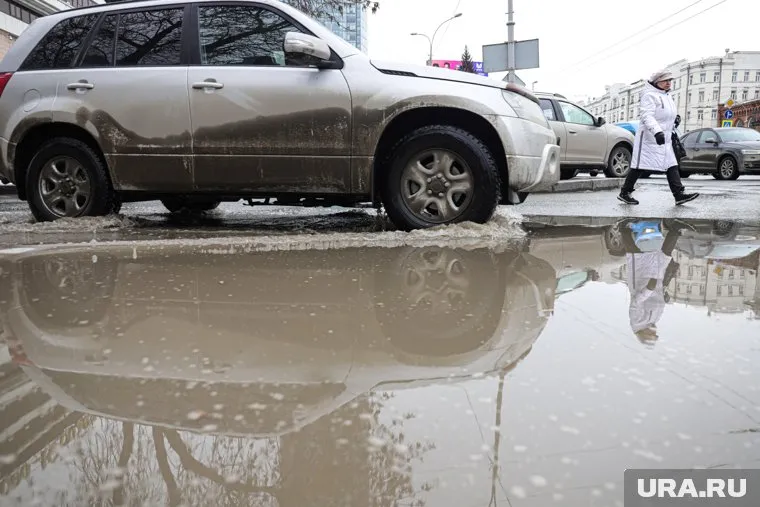 У коммунальщиков есть «реестр луж», который формируется по сообщениям в соцсетях (фото из архива)