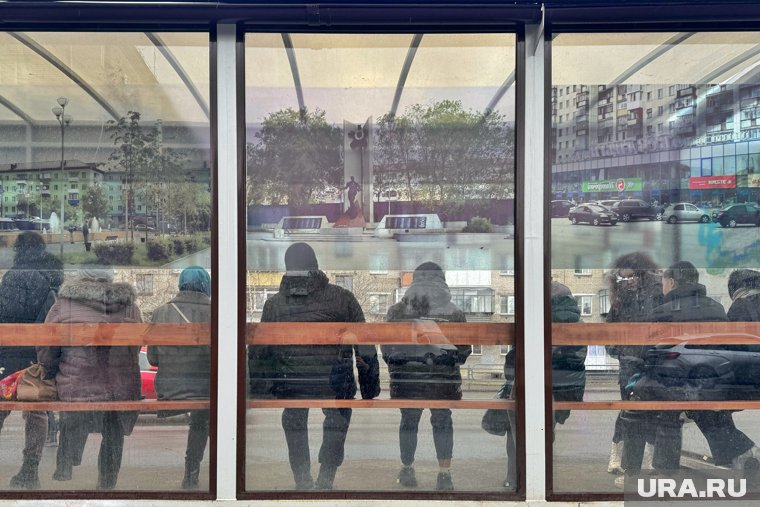 В Кургане монтируют новую остановку в Заозерном. Фото