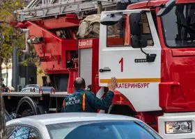 На окраине Екатеринбурга полыхает жилая высотка