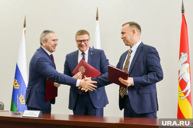 Александр Моор (слева), Алексей Текслер (в центре) и Вадим Шумков подписали документ, определяющий развитие туризма в Челябинской, Курганской и Тюменской областях