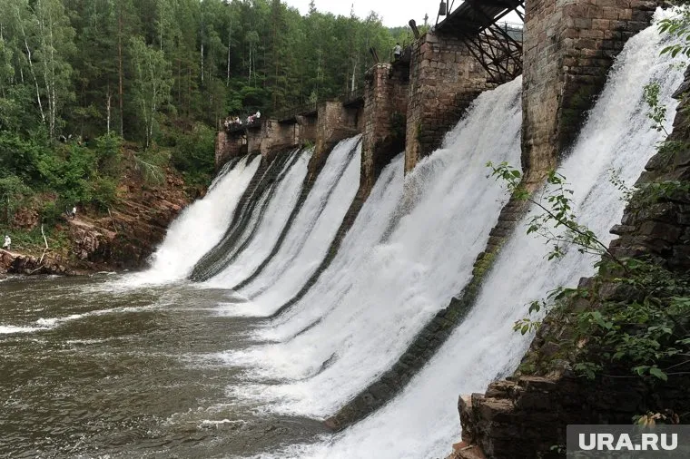 Удар по плотинам оставит Украине правый берег Днепра и всю территорию западной части, считает Александр Широкорад