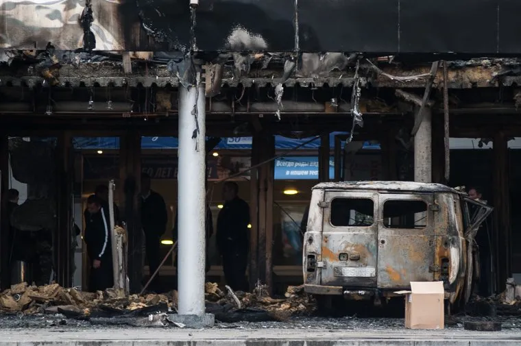 Пожар на крыльце здания киноконцертного театра "Космос". Екатеринбург, пожар, ккт космос, уаз, здание, возгорание, сгоревший автомобиль