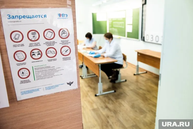 Авторами учебника по обществознанию являются Татьяна Лискова и Ольга Котова