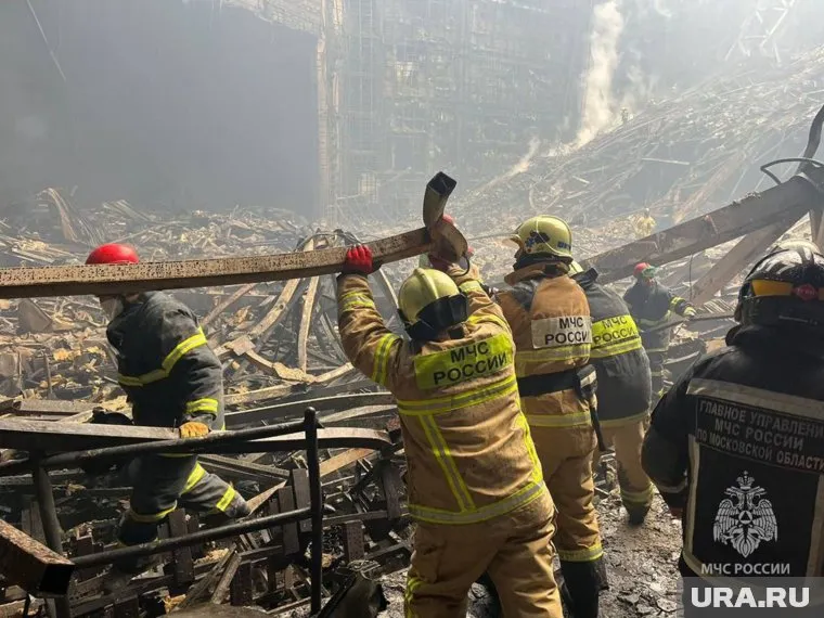 Сотрудники МЧС разобрали 90 кубометров завалов в «Крокус Сити Холл»