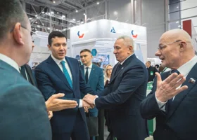 Главе Минпромторга презентовали инновационные разработки холдинга «Полипласт»