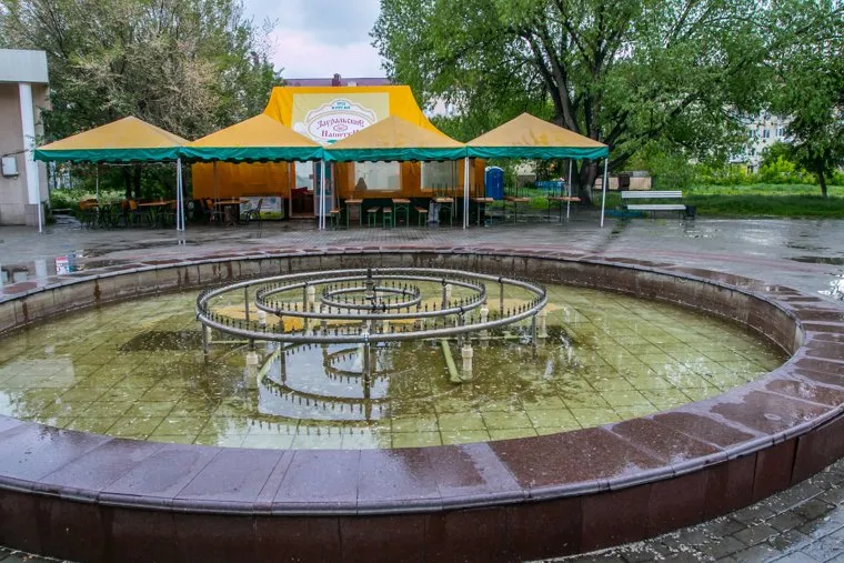 Плохое состояние городского сада. Курган, летнее кафе, городской сад, фонтан не работает