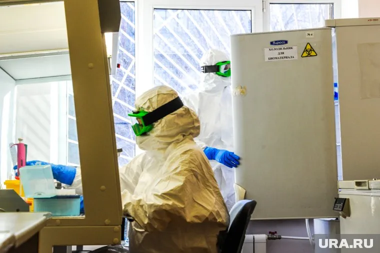 Пандемия COVID-19 значительно отличается от Эболы и ВИЧ, считает врач