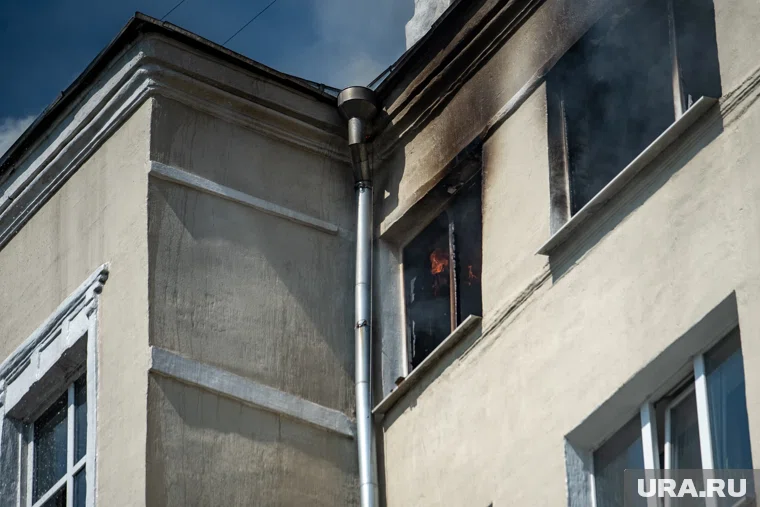 В Сургуте пожарные спасли семь детей из горящей квартиры