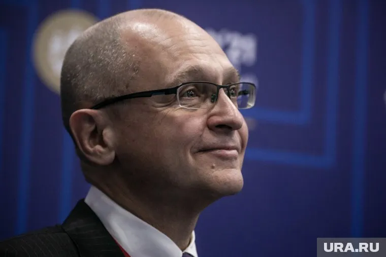 Сергей Кириенко передал награду президента пермскому губернатору (архивное фото)