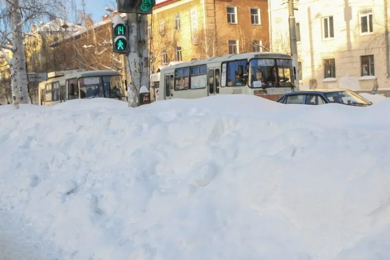 Снег в городе.Курган., светофор, сугробы, пазики, снег в городе