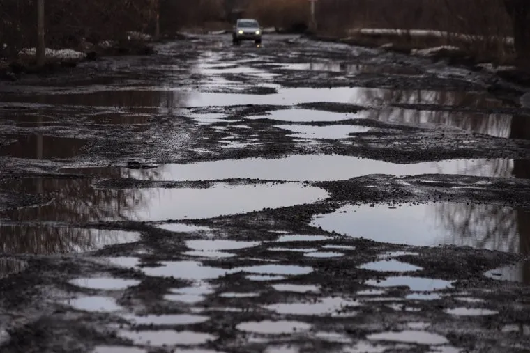 Ямы на дороге по улице 2-я Часовая. Курган