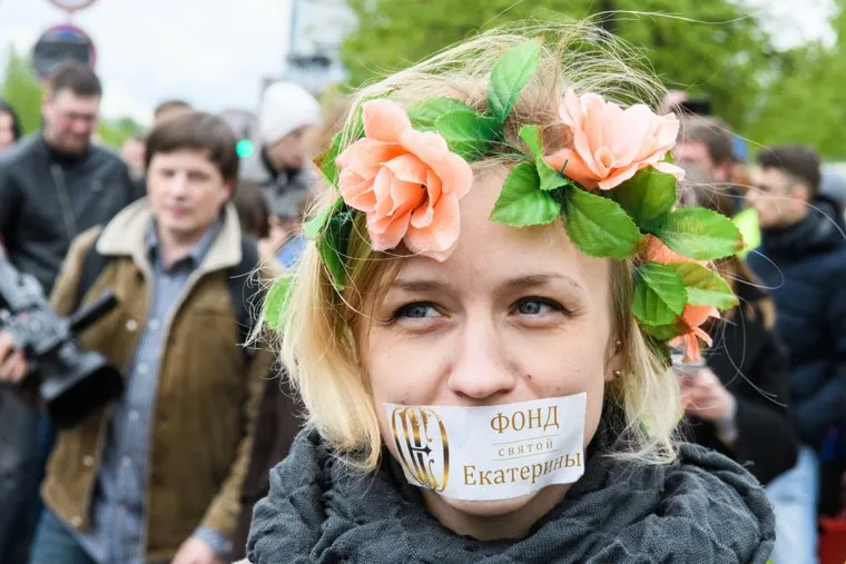 Шестой день протестов против строительства храма Св. Екатерины в сквере около драмтеатра - Александр Высокинский в сквере на Октябрьской площади. Екатеринбург
