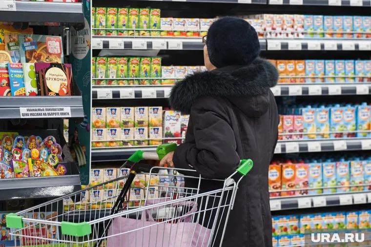 Россияне ошибочно воспринимают высокие цены на продукты как инфляцию, считают аналитики Центробанка