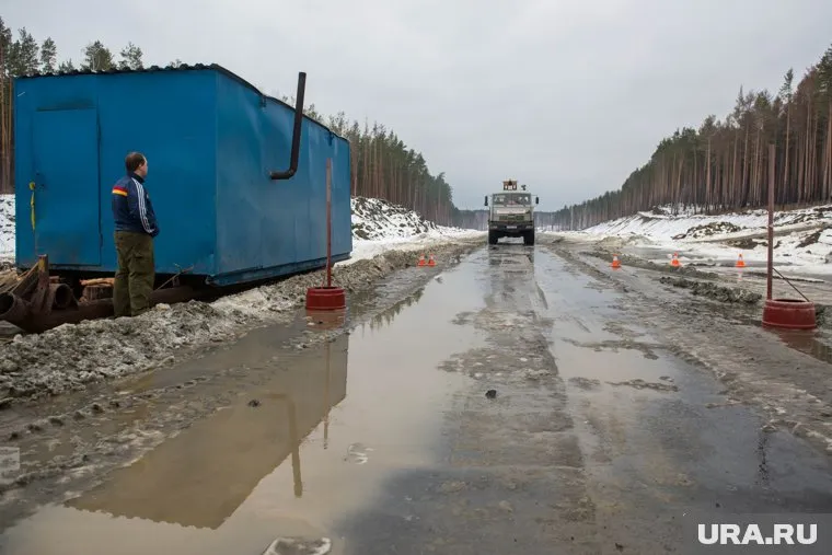 Отходы из бытовок строителей лились прямо на землю