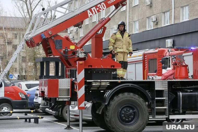 Огонь перекинулся с торгового центра на жилой дом