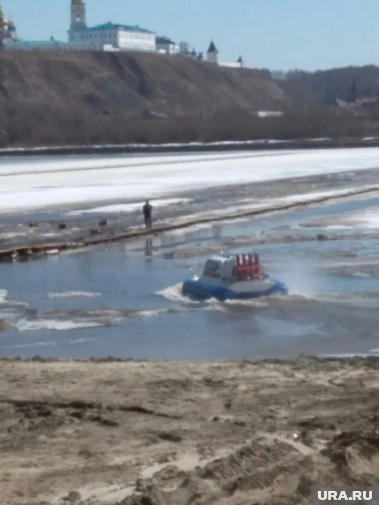 Спасатели привезли невесте жениха с другого берега