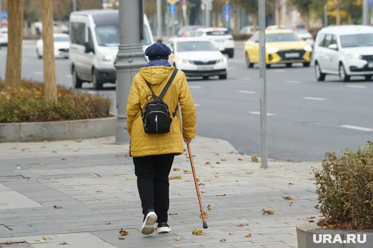 Людям, ухаживающими за инвалидами, хотят платить в размере МРОТ