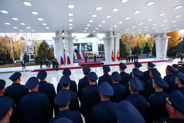 Владимир Путин на торжественном построении, посвященном 20-летию авиабазы в Киргизстане. Бишкек