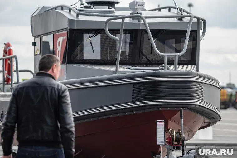 Люди спрыгивали с горящего катера в воду, сообщили в СМИ