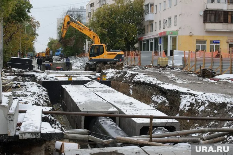 Екатеринбург все еще разрыт до труб и асфальт не уложат, пока все не высохнет