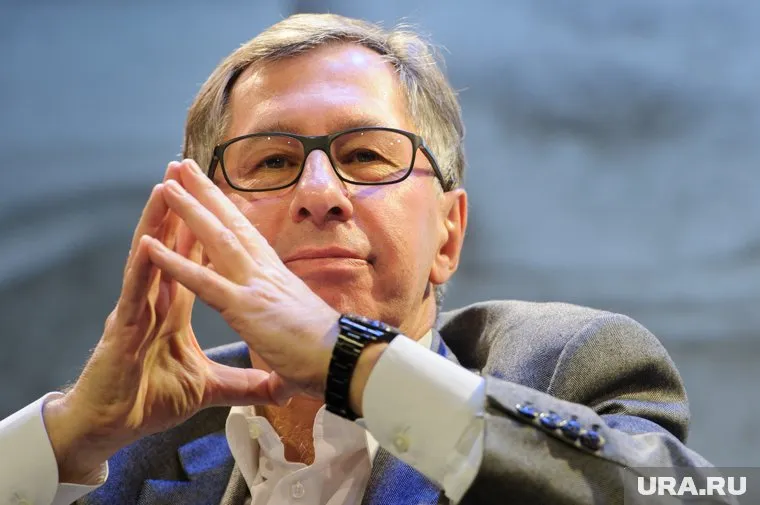 Власти Британии разрешили Петру Авену снять почти 400 тысяч фунтов со своих счетов, чтобы расплатиться с долгами