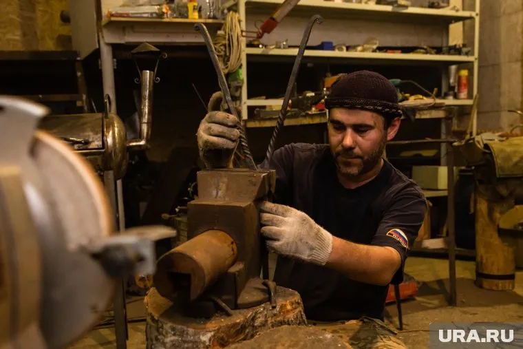 Кузнец Антон Киряков намерен продолжать творить