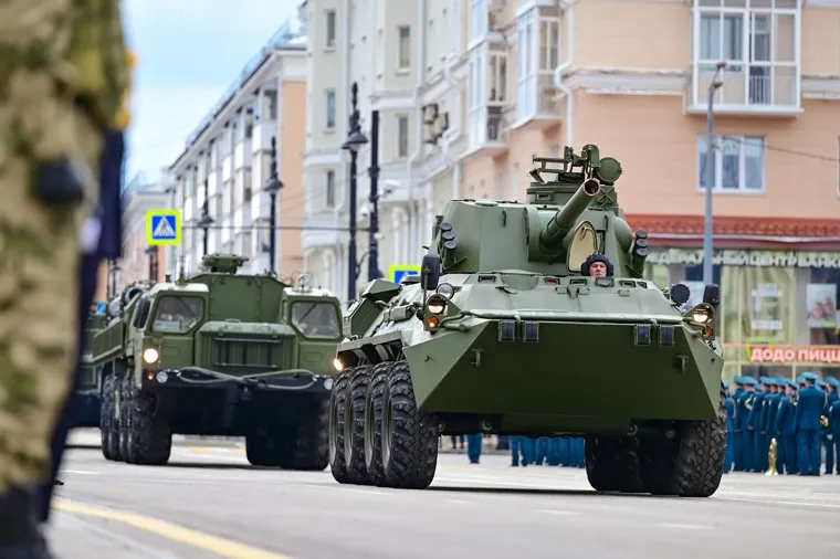 Торжественное прохождение войск Пермского гарнизона и военной техники на Октябрьской площади. Пермь