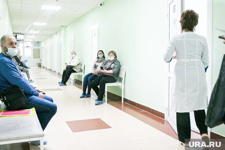 Повторно заболеть коронавирусом могут даже люди с антителами в крови