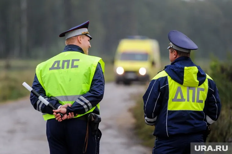 Сотрудники ГИБДД устанавливают обстоятельства произошедшего