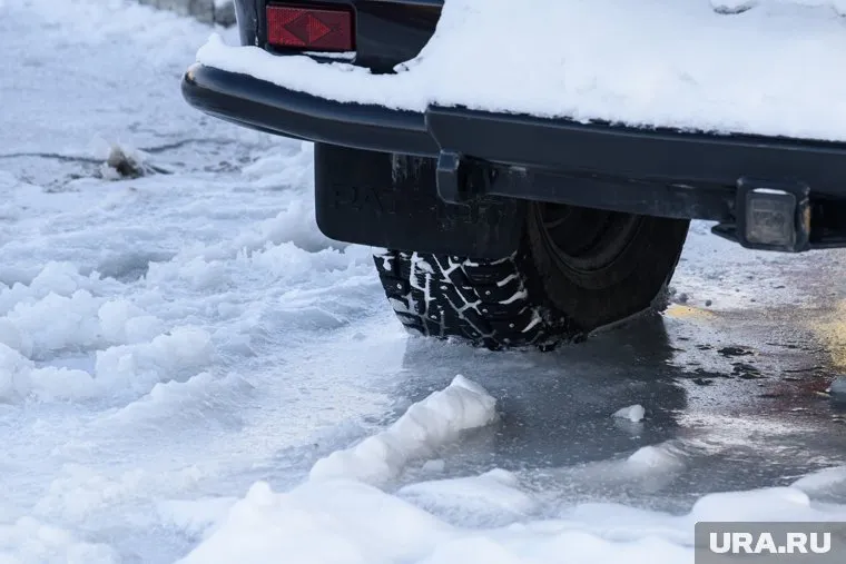 Сейчас территория около здания на Пермской, 38 покрыто льдом