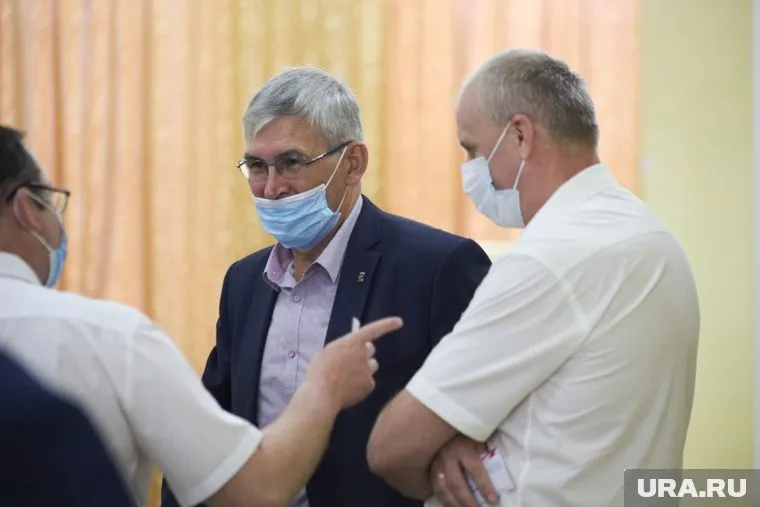 Глава Целинного района Иван Светличный (посередине) добровольно ушел в отставку