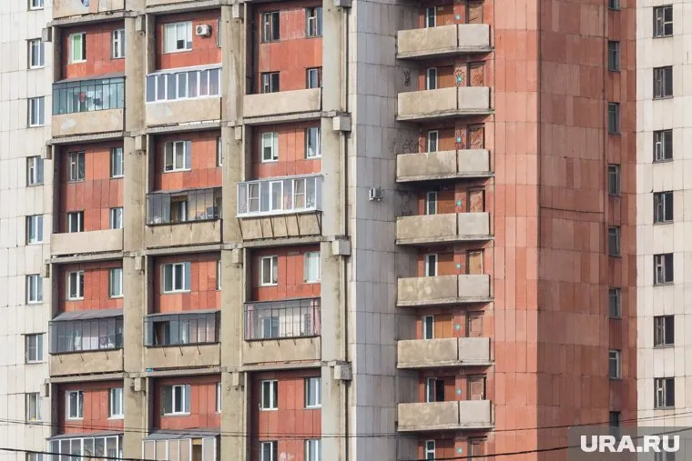 Многоквартирный дом оказался в зоне вероятной ЧС, но жить в нем можно