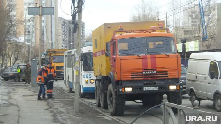 Из-за падения крана на Белинского перекрыто движение