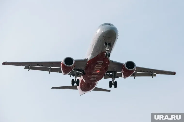 У самолета с 11 пассажирами на борту загорелся двигатель