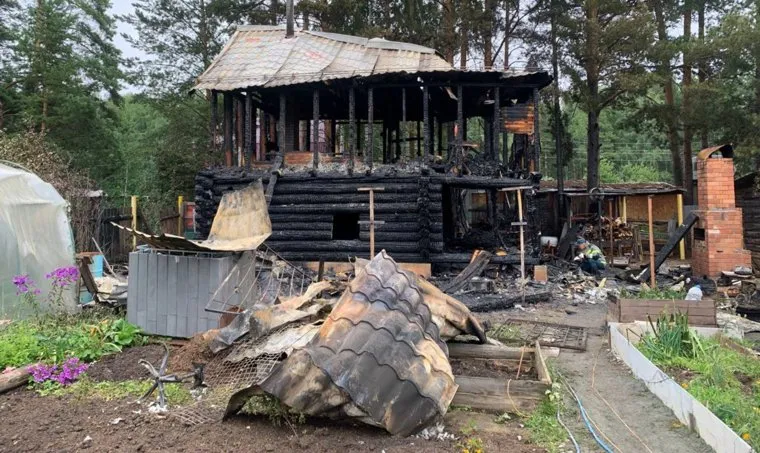 В пожаре пострадало восемь человек, из них погибло трое детей и один взрослый