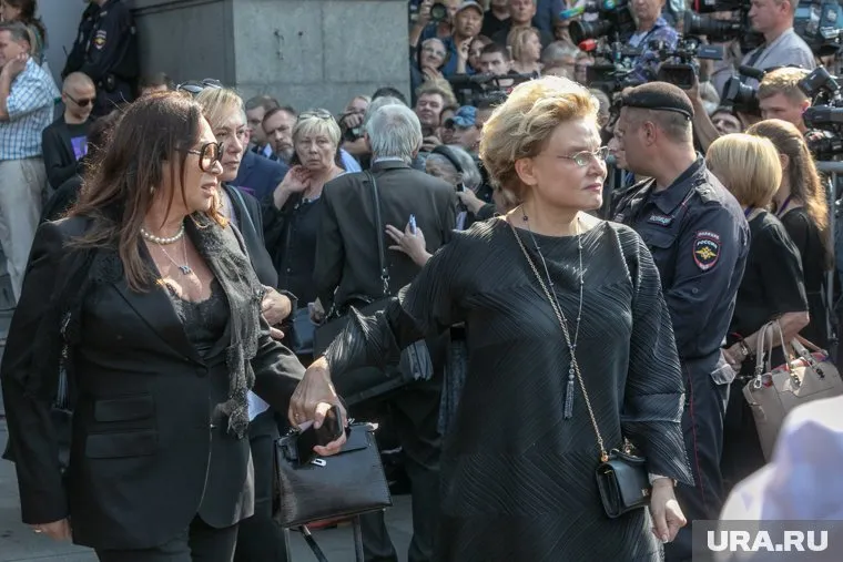 Елена Малышева (справа) спровоцировала общественность, используя термины, которые многие считают недопустимыми