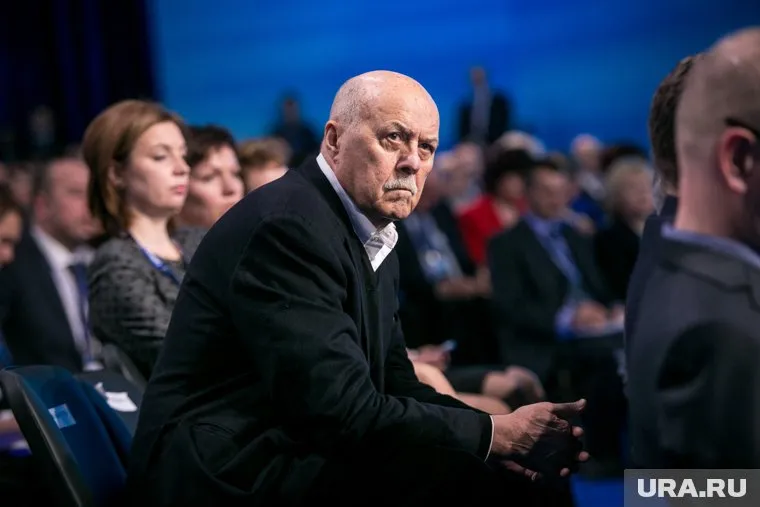 По другой информации, он находится в тяжелом состоянии в больнице