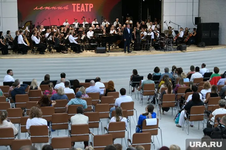 С концерта в ЦПКиО фактически стартовало широкое празднование 300-летия. На фото — те самые незаполненные ряды, смазавшие картину