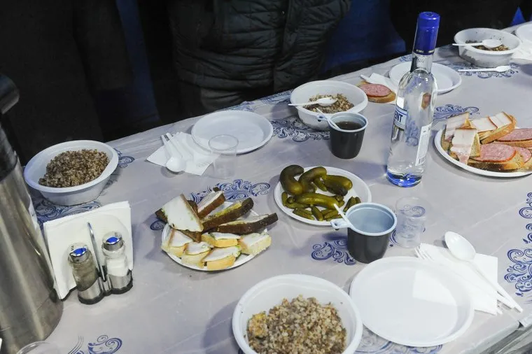 Итоговый сбор с руководящим составом гражданской обороны, челябинской областной подсистемы РСЧС. Пожарные учения на территории горбольницы №1. Челябинск., бутерброды, огурцы, закуска, водка парламент, каша гречневая